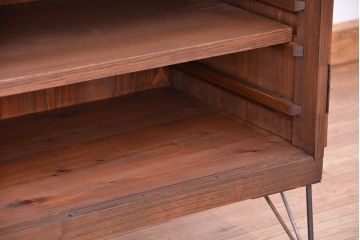レトロ家具　昭和レトロ　古い桐材の鉄脚付観音開きガラスローボード(収納棚)
