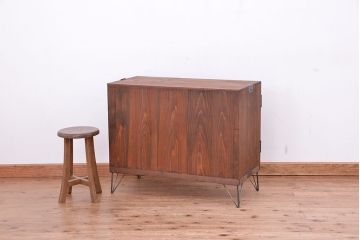 レトロ家具　昭和レトロ　古い桐材の鉄脚付観音開きガラスローボード(収納棚)