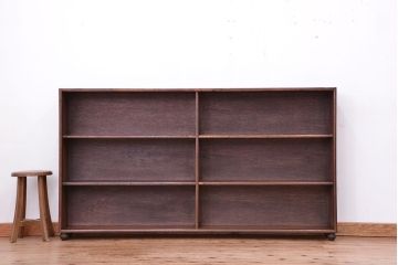 アンティーク家具　アンティーク　シンプルな脚付薄型本棚(飾り棚)