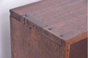 アンティーク家具　アンティーク　シンプルな脚付薄型本棚(飾り棚)