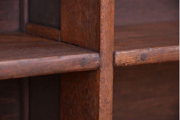 アンティーク家具　アンティーク　シンプルな脚付薄型本棚(飾り棚)