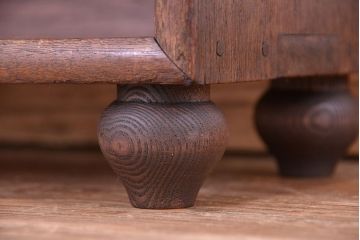 アンティーク家具　アンティーク　シンプルな脚付薄型本棚(飾り棚)