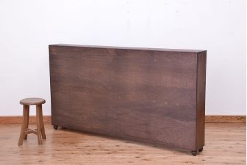 アンティーク家具　アンティーク　シンプルな脚付薄型本棚(飾り棚)