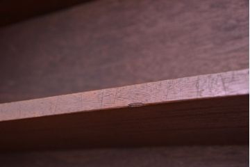 アンティーク家具　アンティーク　古い学校の大型脚付きシンプル飾り棚(陳列棚)【大】