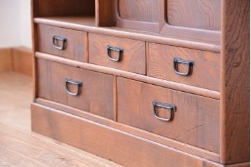 アンティーク家具　アンティーク　三方欅材の小振りな茶箪笥(茶棚)