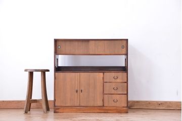 アンティーク家具　アンティーク　前板桐材　小振りでシンプルな茶箪笥(茶棚、桐箪笥、桐たんす)
