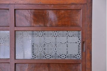 アンティーク家具　古民具・骨董　杢目の素晴らしい両面引き戸　関東水屋箪笥(茶箪笥)