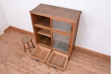 アンティーク家具　アンティーク　古い木味の大振りなモールガラス収納棚(食器棚、飾り棚)