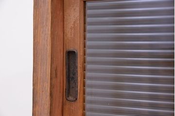 アンティーク家具　アンティーク　古い木味の大振りなモールガラス収納棚(食器棚、飾り棚)