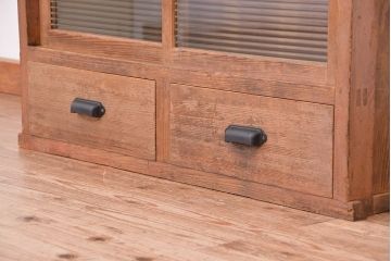 アンティーク家具　アンティーク　古い木味の大振りなモールガラス収納棚(食器棚、飾り棚)