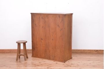 アンティーク家具　アンティーク　古い木味の大振りなモールガラス収納棚(食器棚、飾り棚)