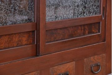アンティーク家具　古民具・骨董　ダイヤガラス入りのモダンな四尺水屋箪笥(食器棚、収納棚)
