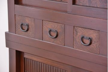 アンティーク家具　古民具・骨董　ダイヤガラス入りのモダンな四尺水屋箪笥(食器棚、収納棚)