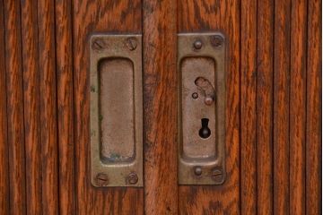 アンティーク家具　アンティーク　古いナラ材の上質なシャッター書類棚?(収納棚、本立て、小引き出し)