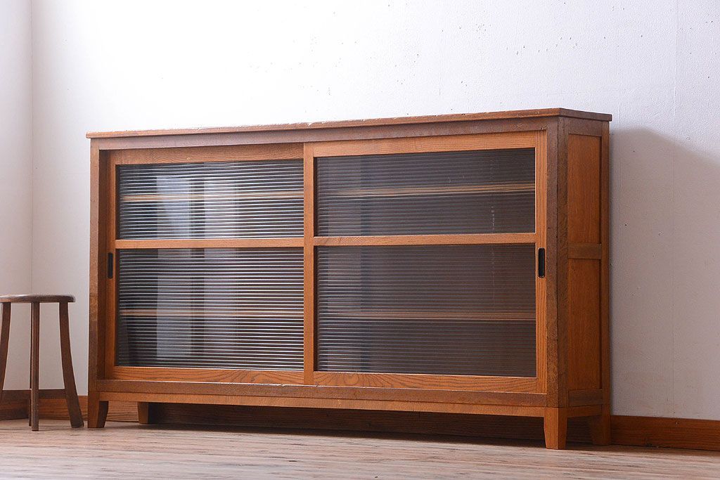 レトロ家具　昭和レトロ　古い学校のアンティーク脚付き収納棚