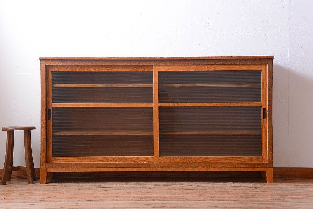 レトロ家具　昭和レトロ　古い学校のアンティーク脚付き収納棚