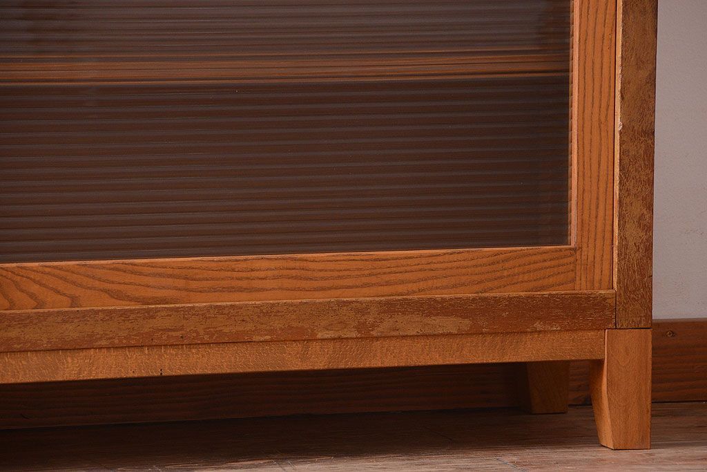 レトロ家具　昭和レトロ　古い学校のアンティーク脚付き収納棚