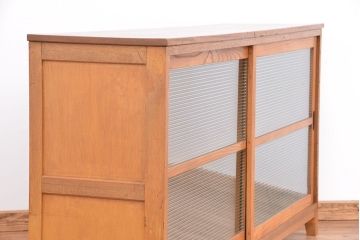 アンティーク家具　1970年代　古い学校の脚付きモールガラス収納棚(食器棚、本棚)