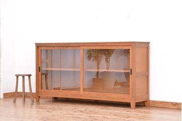 アンティーク家具　1970年代　古い学校の脚付きガラス収納棚(食器棚、本棚、飾り棚)