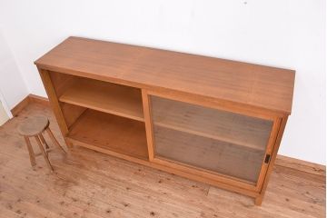 アンティーク家具　1970年代　古い学校の脚付きガラス収納棚(食器棚、本棚、飾り棚)