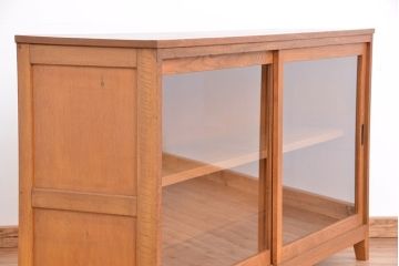 アンティーク家具　1970年代　古い学校の脚付きガラス収納棚(食器棚、本棚、飾り棚)