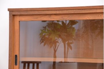 アンティーク家具　1970年代　古い学校の脚付きガラス収納棚(食器棚、本棚、飾り棚)