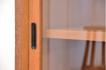 アンティーク家具　1970年代　古い学校の脚付きガラス収納棚(食器棚、本棚、飾り棚)