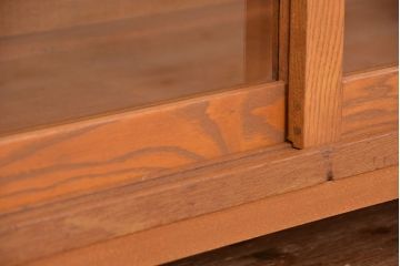 アンティーク家具　1970年代　古い学校の脚付きガラス収納棚(食器棚、本棚、飾り棚)