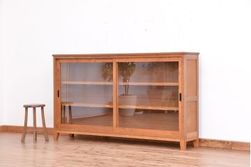 アンティーク家具　1970年代　古い学校の脚付き薄型ガラス収納棚(食器棚、本棚、飾り棚)