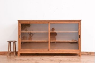アンティーク家具　1970年代　古い学校の脚付き薄型ガラス収納棚(食器棚、本棚、飾り棚)