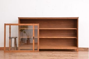 アンティーク家具　1970年代　古い学校の脚付き薄型ガラス収納棚(食器棚、本棚、飾り棚)