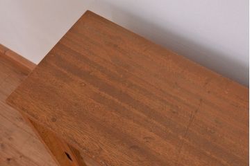 アンティーク家具　1970年代　古い学校の脚付き薄型ガラス収納棚(食器棚、本棚、飾り棚)