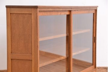 アンティーク家具　1970年代　古い学校の脚付き薄型ガラス収納棚(食器棚、本棚、飾り棚)