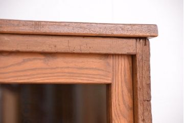 アンティーク家具　1970年代　古い学校の脚付き薄型ガラス収納棚(食器棚、本棚、飾り棚)