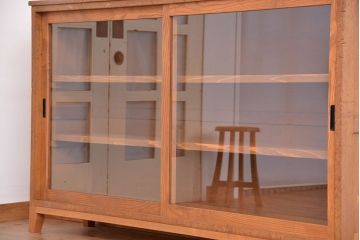 アンティーク家具　1970年代　古い学校の脚付き薄型ガラス収納棚(食器棚、本棚、飾り棚)