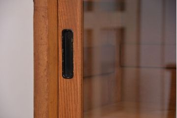 アンティーク家具　1970年代　古い学校の脚付き薄型ガラス収納棚(食器棚、本棚、飾り棚)
