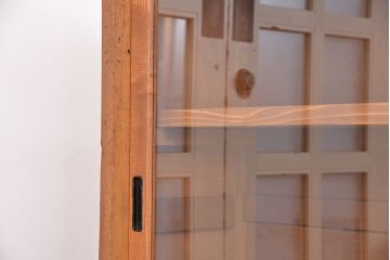 アンティーク家具　1970年代　古い学校の脚付き薄型ガラス収納棚(食器棚、本棚、飾り棚)