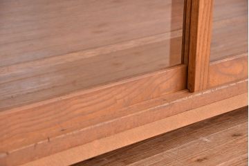 アンティーク家具　1970年代　古い学校の脚付き薄型ガラス収納棚(食器棚、本棚、飾り棚)