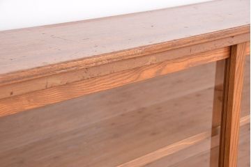 アンティーク家具　1970年代　古い学校の脚付き薄型ガラス収納棚(食器棚、本棚、飾り棚)