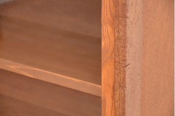 アンティーク家具　1970年代　古い学校の脚付き薄型ガラス収納棚(食器棚、本棚、飾り棚)