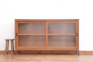 アンティーク家具　1970年代　古い学校の鉄脚薄型モールガラス収納棚(食器棚・本棚)