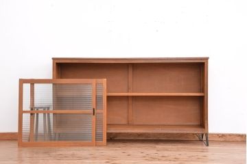 アンティーク家具　1970年代　古い学校の鉄脚薄型モールガラス収納棚(食器棚・本棚)