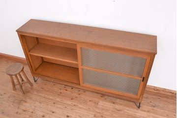 アンティーク家具　1970年代　古い学校の鉄脚薄型モールガラス収納棚(食器棚・本棚)