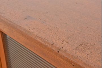 アンティーク家具　1970年代　古い学校の鉄脚薄型モールガラス収納棚(食器棚・本棚)