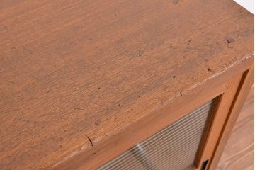 アンティーク家具　1970年代　古い学校の鉄脚薄型モールガラス収納棚(食器棚・本棚)