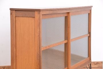 アンティーク家具　1970年代　古い学校の鉄脚薄型モールガラス収納棚(食器棚・本棚)