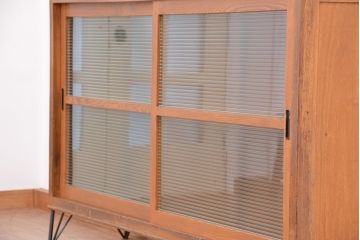 アンティーク家具　1970年代　古い学校の鉄脚薄型モールガラス収納棚(食器棚・本棚)