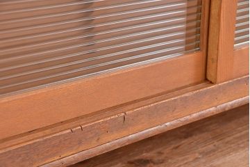 アンティーク家具　1970年代　古い学校の鉄脚薄型モールガラス収納棚(食器棚・本棚)