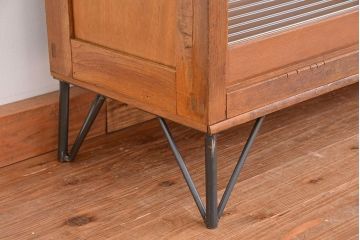 アンティーク家具　1970年代　古い学校の鉄脚薄型モールガラス収納棚(食器棚・本棚)