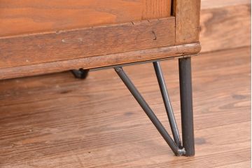 アンティーク家具　1970年代　古い学校の鉄脚薄型モールガラス収納棚(食器棚・本棚)